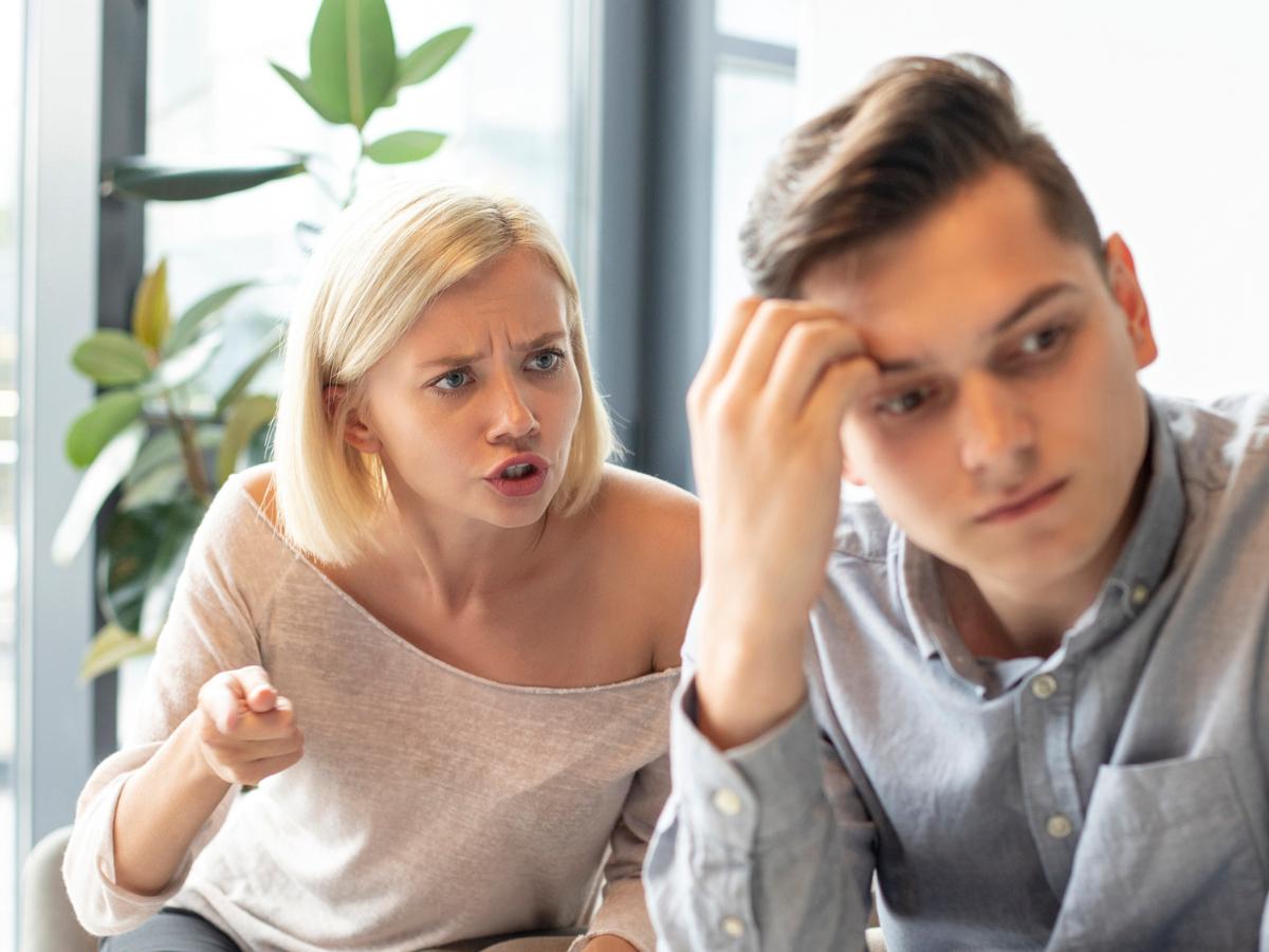 Trong mơ bạn phát hiện mình bị người yêu cùng với bạn bè hoặc đồng nghiệp phản bội
